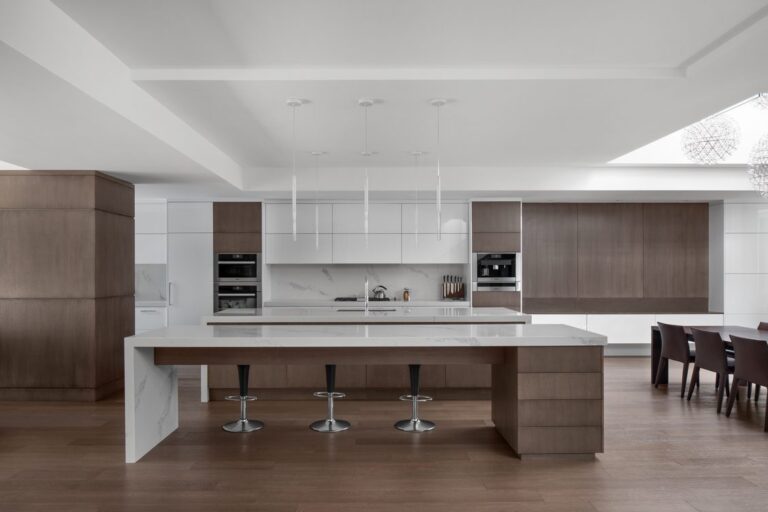 Read more about the article Why Construction Experience Matters When Buying or Selling Luxury Homes in Toronto