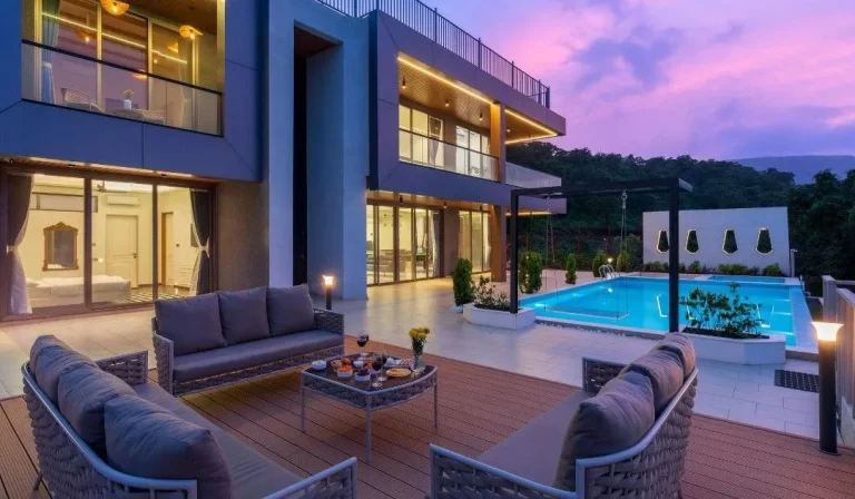 Read more about the article The New Luxury Real Estate Capitals of Canada: Where Wealth is Moving